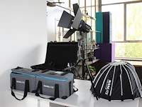 Twee led spots nanlight forza 60b bi-color met statieven en accessoires in flightcase en twee draagtassen.