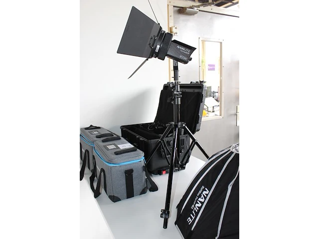 Twee led spots nanlight forza 60b bi-color met statieven en accessoires in flightcase en twee draagtassen. - afbeelding 2 van  6