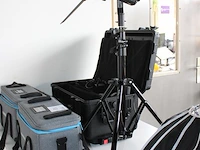 Twee led spots nanlight forza 60b bi-color met statieven en accessoires in flightcase en twee draagtassen. - afbeelding 2 van  6