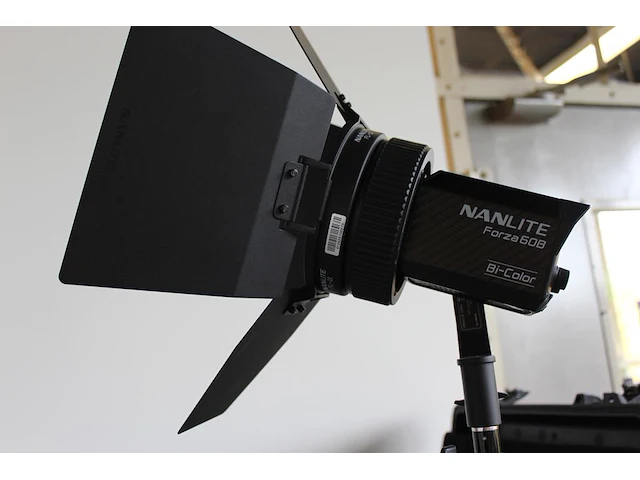 Twee led spots nanlight forza 60b bi-color met statieven en accessoires in flightcase en twee draagtassen. - afbeelding 3 van  6