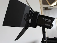 Twee led spots nanlight forza 60b bi-color met statieven en accessoires in flightcase en twee draagtassen. - afbeelding 3 van  6