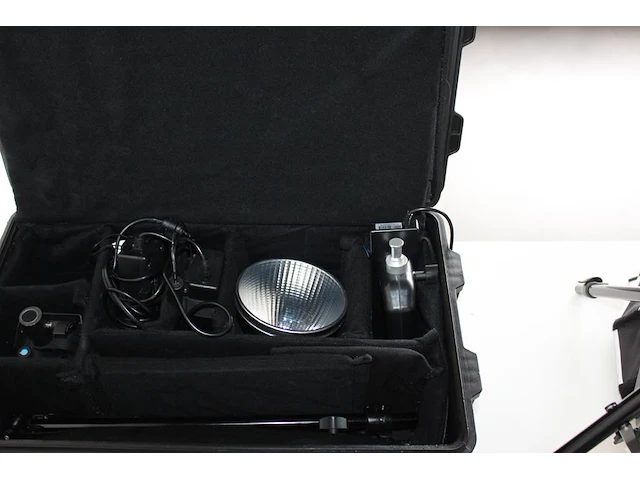 Twee led spots nanlight forza 60b bi-color met statieven en accessoires in flightcase en twee draagtassen. - afbeelding 4 van  6