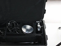 Twee led spots nanlight forza 60b bi-color met statieven en accessoires in flightcase en twee draagtassen. - afbeelding 4 van  6