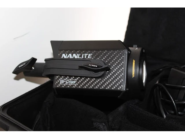 Twee led spots nanlight forza 60b bi-color met statieven en accessoires in flightcase en twee draagtassen. - afbeelding 6 van  6