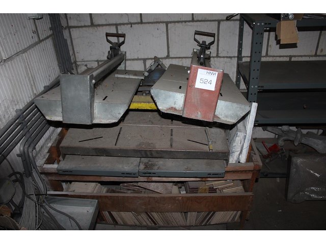 Twee lei-knippers. - afbeelding 1 van  1