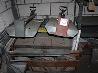 Twee lei-knippers. - afbeelding 1 van  1