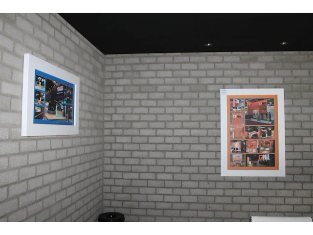 Twee lijsten met beursprints en reclameopdruk. afmetingen twee maal 65 x 85 cm en een maal 80 x 110 cm. - afbeelding 1 van  1