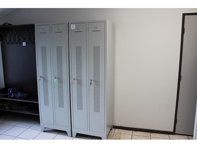 Twee lockerkasten met twee lockers. afmeting 60 x 50 x 191 cm. - afbeelding 1 van  3