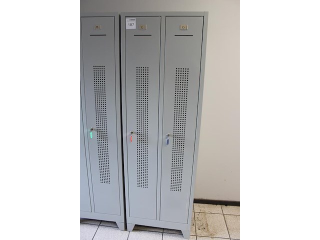 Twee lockerkasten met twee lockers. afmeting 60 x 50 x 191 cm. - afbeelding 2 van  3