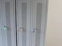 Twee lockerkasten met twee lockers. afmeting 60 x 50 x 191 cm. - afbeelding 2 van  3