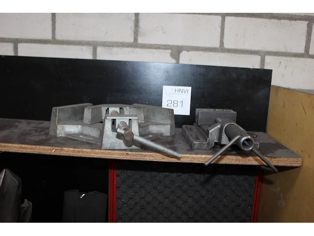 Twee machineklemmen op schap - afbeelding 1 van  2