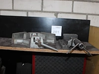 Twee machineklemmen op schap - afbeelding 1 van  2