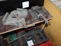Twee machineklemmen op schap - afbeelding 2 van  2