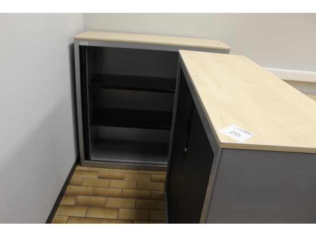 Twee magazijnkasten met roldeuren. afmeting 125 x 46 x 122 cm. - afbeelding 1 van  4