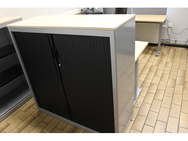 Twee magazijnkasten met roldeuren. afmeting 125 x 46 x 122 cm. - afbeelding 2 van  4