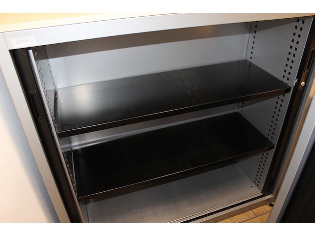 Twee magazijnkasten met roldeuren. afmeting 125 x 46 x 122 cm. - afbeelding 3 van  4