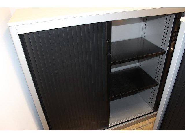Twee magazijnkasten met roldeuren. afmeting 125 x 46 x 122 cm. - afbeelding 4 van  4
