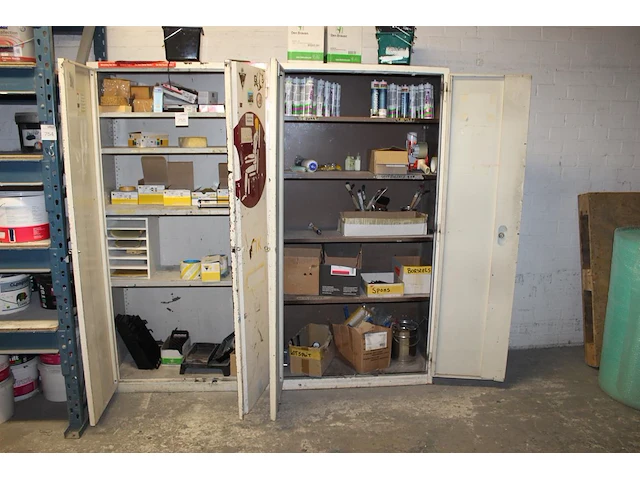Twee magazijnkasten met schildersbenodigdheden waaronder kitten, schuurpapier, kitspuiten, sponzen, enz. - afbeelding 1 van  4