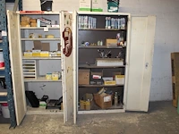 Twee magazijnkasten met schildersbenodigdheden waaronder kitten, schuurpapier, kitspuiten, sponzen, enz. - afbeelding 1 van  4
