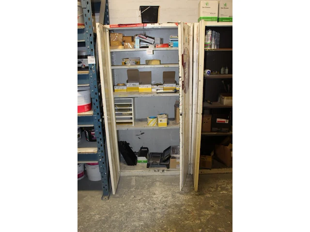 Twee magazijnkasten met schildersbenodigdheden waaronder kitten, schuurpapier, kitspuiten, sponzen, enz. - afbeelding 3 van  4