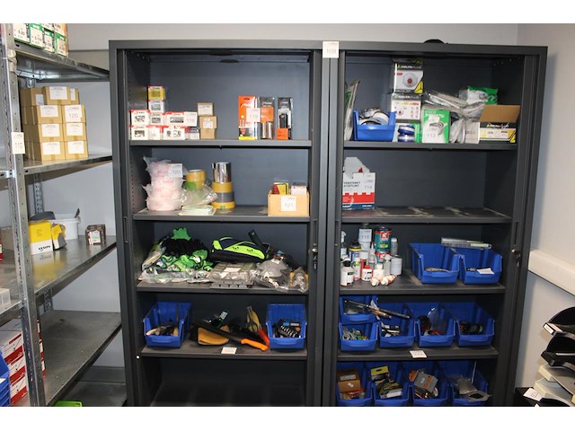 Twee magazijnkasten met twee roldeuren. afmeting 100 x 44 x 189 cm. let op: excl. inhoud. - afbeelding 1 van  3