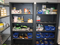 Twee magazijnkasten met twee roldeuren. afmeting 100 x 44 x 189 cm. let op: excl. inhoud. - afbeelding 1 van  3