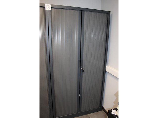 Twee magazijnkasten met twee roldeuren. afmeting 100 x 44 x 189 cm. let op: excl. inhoud. - afbeelding 2 van  3