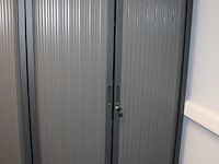 Twee magazijnkasten met twee roldeuren. afmeting 100 x 44 x 189 cm. let op: excl. inhoud. - afbeelding 2 van  3