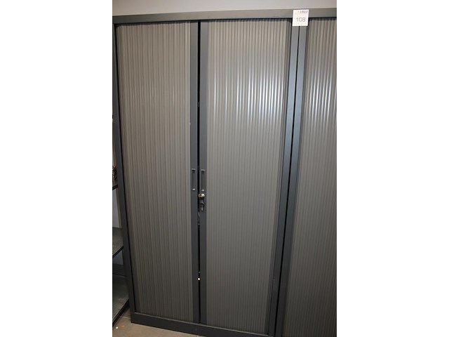 Twee magazijnkasten met twee roldeuren. afmeting 100 x 44 x 189 cm. let op: excl. inhoud. - afbeelding 3 van  3