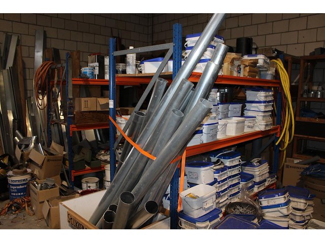 Twee magazijnstellingen met inhoud w.o. contactlijm, pluggen, afvoerbuizen, primer, dakschroeven, koppelstu... - afbeelding 1 van  7