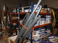 Twee magazijnstellingen met inhoud w.o. contactlijm, pluggen, afvoerbuizen, primer, dakschroeven, koppelstu... - afbeelding 1 van  7