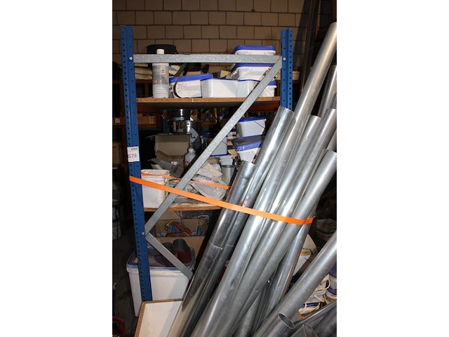 Twee magazijnstellingen met inhoud w.o. contactlijm, pluggen, afvoerbuizen, primer, dakschroeven, koppelstu... - afbeelding 2 van  7