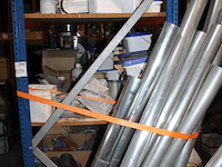 Twee magazijnstellingen met inhoud w.o. contactlijm, pluggen, afvoerbuizen, primer, dakschroeven, koppelstu... - afbeelding 2 van  7