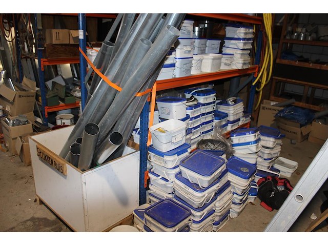 Twee magazijnstellingen met inhoud w.o. contactlijm, pluggen, afvoerbuizen, primer, dakschroeven, koppelstu... - afbeelding 3 van  7