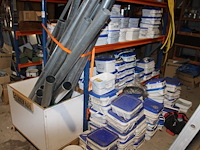 Twee magazijnstellingen met inhoud w.o. contactlijm, pluggen, afvoerbuizen, primer, dakschroeven, koppelstu... - afbeelding 3 van  7