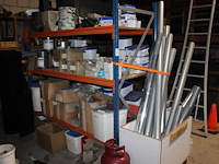 Twee magazijnstellingen met inhoud w.o. contactlijm, pluggen, afvoerbuizen, primer, dakschroeven, koppelstu... - afbeelding 4 van  7