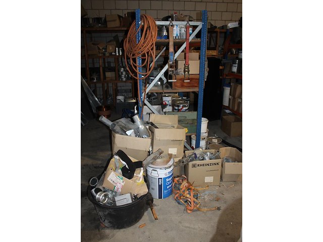 Twee magazijnstellingen met inhoud w.o. contactlijm, pluggen, afvoerbuizen, primer, dakschroeven, koppelstu... - afbeelding 5 van  7