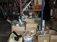 Twee magazijnstellingen met inhoud w.o. contactlijm, pluggen, afvoerbuizen, primer, dakschroeven, koppelstu... - afbeelding 5 van  7