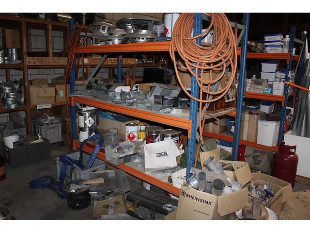 Twee magazijnstellingen met inhoud w.o. contactlijm, pluggen, afvoerbuizen, primer, dakschroeven, koppelstu... - afbeelding 6 van  7