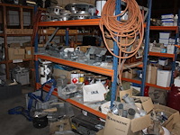 Twee magazijnstellingen met inhoud w.o. contactlijm, pluggen, afvoerbuizen, primer, dakschroeven, koppelstu... - afbeelding 6 van  7