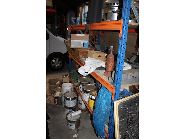 Twee magazijnstellingen met inhoud w.o. contactlijm, pluggen, afvoerbuizen, primer, dakschroeven, koppelstu... - afbeelding 7 van  7