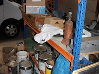 Twee magazijnstellingen met inhoud w.o. contactlijm, pluggen, afvoerbuizen, primer, dakschroeven, koppelstu... - afbeelding 7 van  7