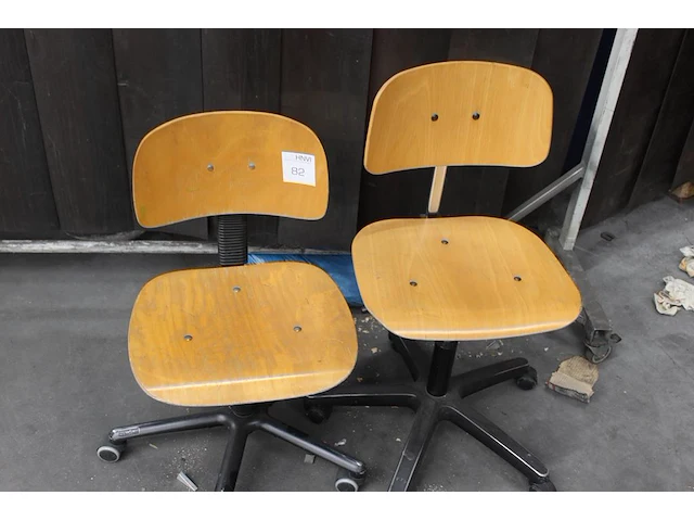 Twee magazijnstoelen. - afbeelding 1 van  2