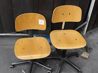 Twee magazijnstoelen. - afbeelding 1 van  2