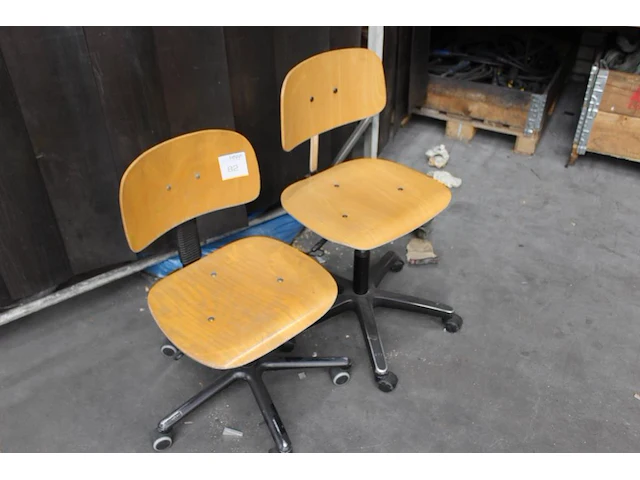Twee magazijnstoelen. - afbeelding 2 van  2