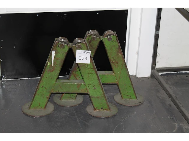 Twee metalen afrolhulpen met hoogte 42 cm. - afbeelding 1 van  1