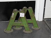 Twee metalen afrolhulpen met hoogte 42 cm. - afbeelding 1 van  1