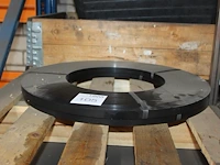 Twee metalen bandoleerrollen. - afbeelding 1 van  2