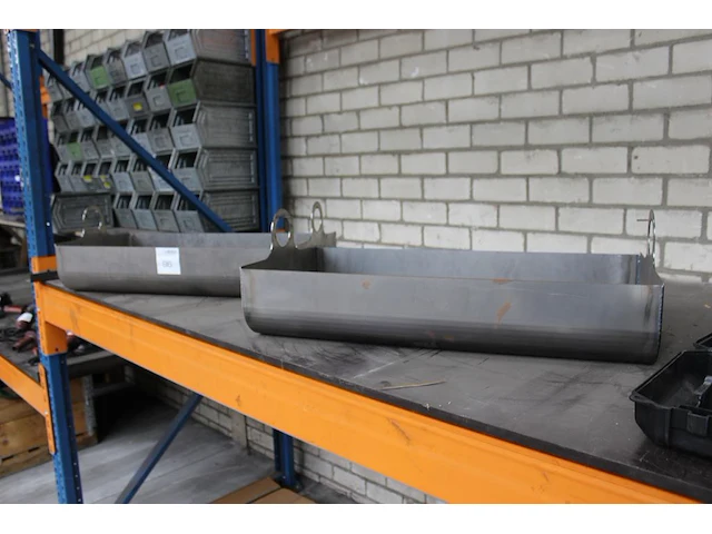 Twee metalen bloembakken met afmeting 75 x 36 x 15 cm. - afbeelding 1 van  2