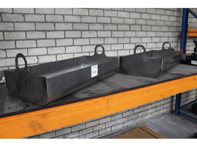 Twee metalen bloembakken met afmeting 75 x 36 x 15 cm. - afbeelding 2 van  2